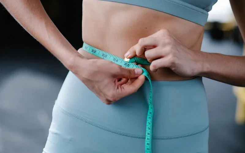 Pourquoi on prend du poids sans s’en rendre compte après 20 ans… et pourquoi le tour de taille est bien plus important que le poids